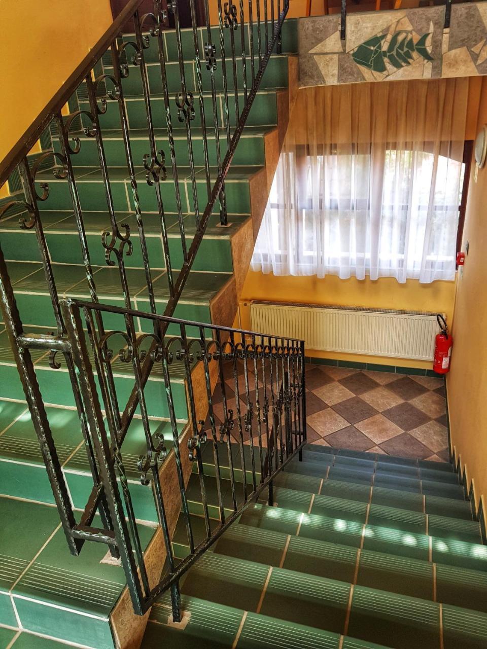 Róza Hotel és Apartmanház Esztergom Exterior foto