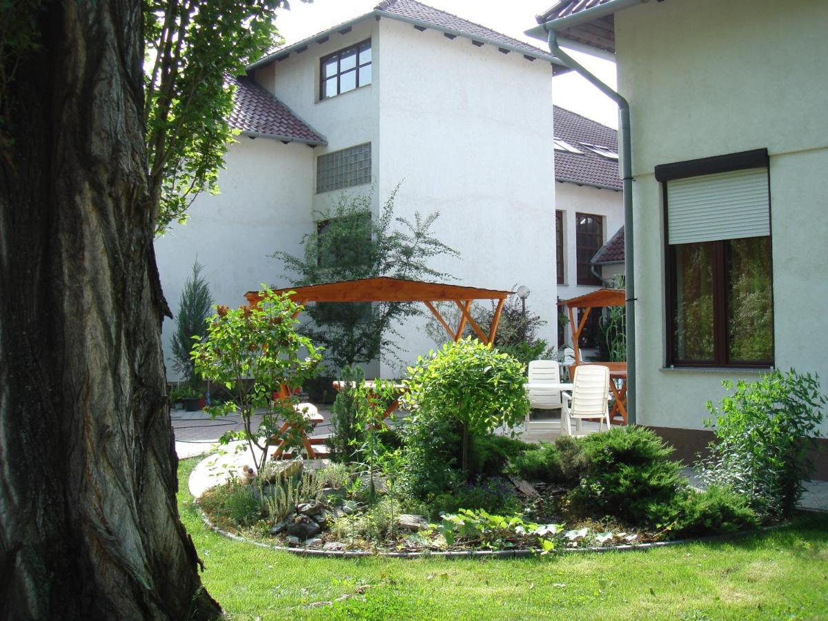 Róza Hotel és Apartmanház Esztergom Exterior foto